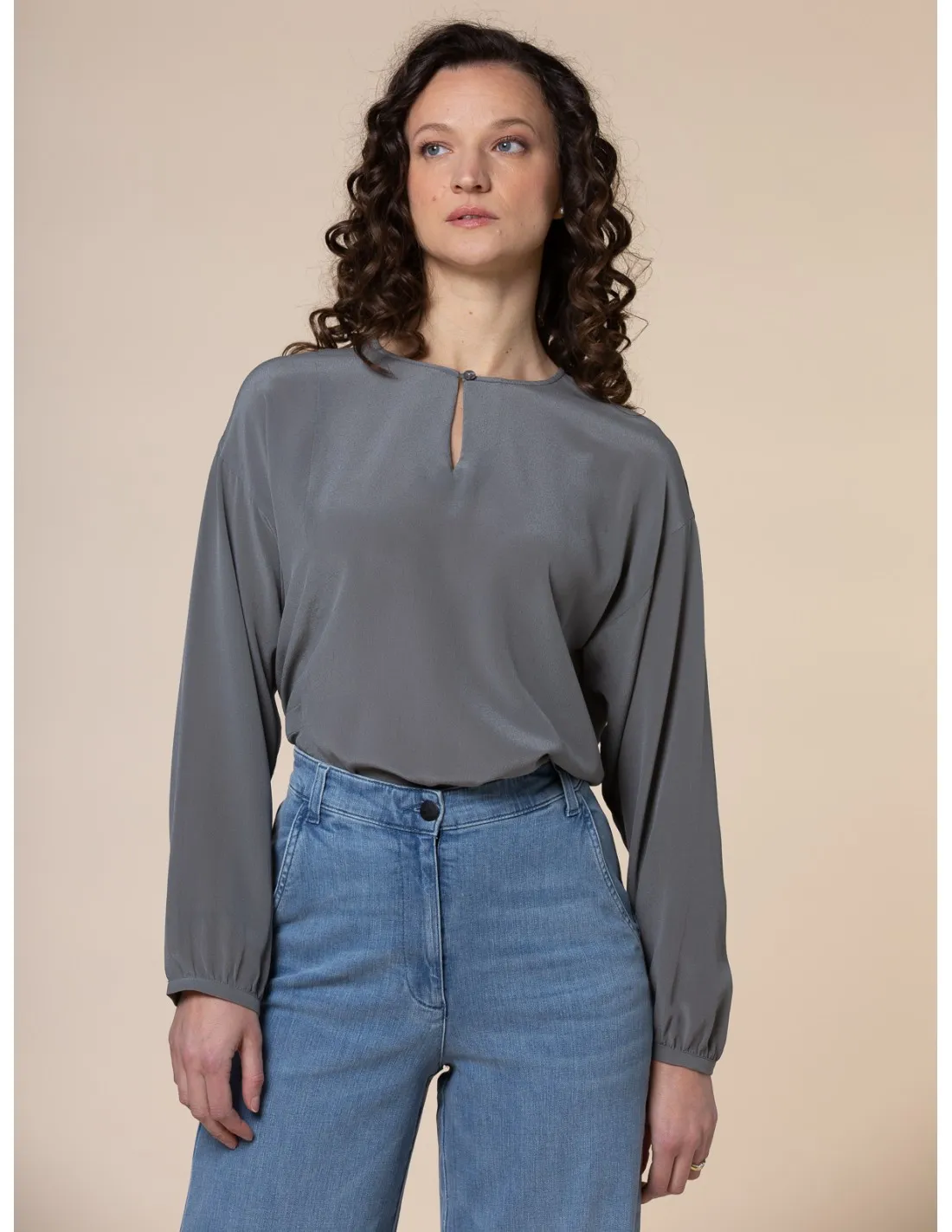 BLUSA IN 100% SETA CON SCOLLO A GOCCIA E TASCHINA